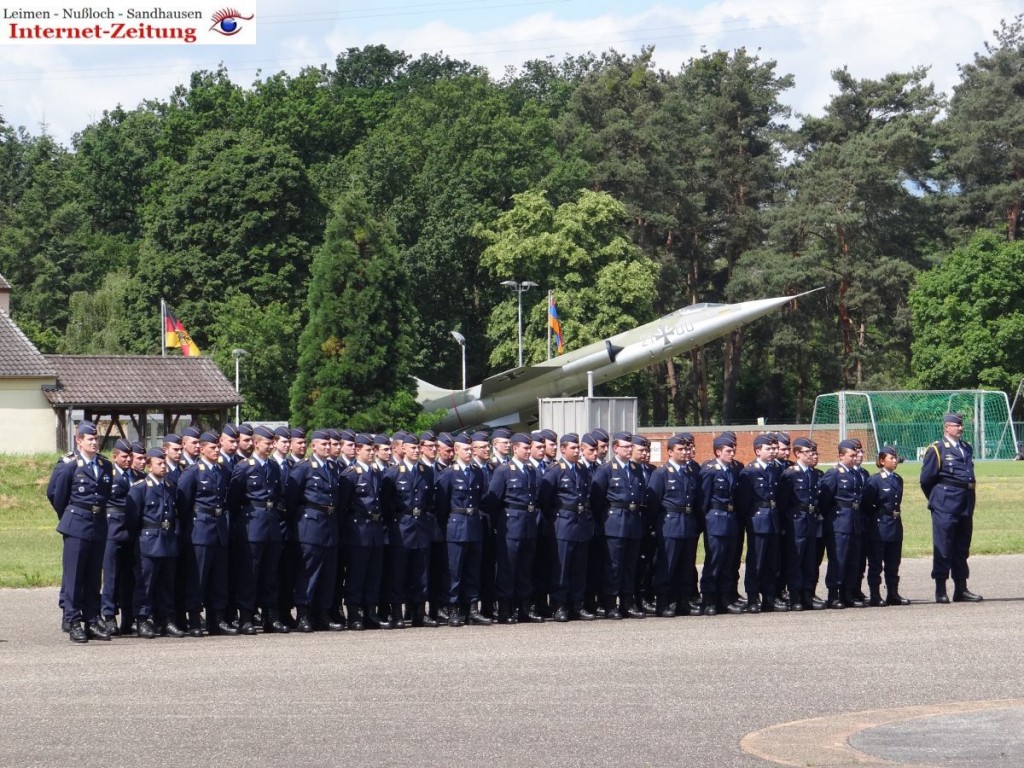 Rekruten Des Bundeswehr Paten Bataillons Legten Feierliches Gel Bnis Ab