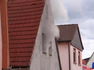 Reilingen/Rhein-Neckar-Kreis: Wohnhausbrand - Ursache umgestürzte Kerze - Schaden ca. 270.000 Euro