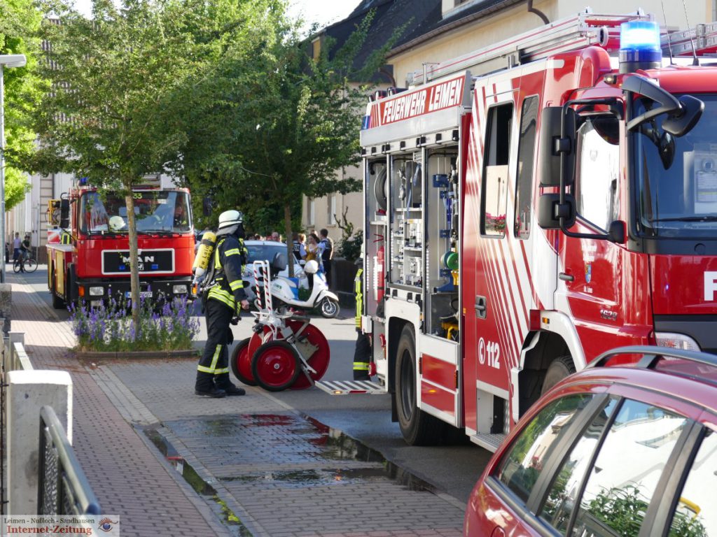 Brand in Leimener Mehrfamilienhaus Drei Feuerwehren im Großeinsatz