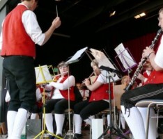 Angellocher Unterdorffest – Trachtenkapelle Eschelbach spielte auf