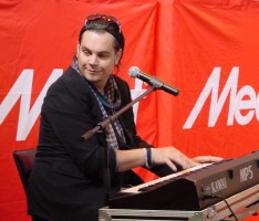 Nevio stellt neues Album „Berlino“ im Media-Markt vor