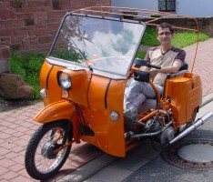 Gesehen in Leimen: Ein echtes 1,3 Liter “Auto”. Galerist mit „Simson Duo“ auf Ausfahrt!