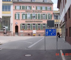 Spielstraße ohne Kinder, dafür mit Stolperfallen und reichlich Verkehr. WARUM?