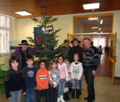 CDU spendet Weihnachtsbäume für Schulen und Kindergärten! DANKE!
