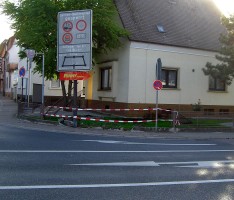 Feng Shui brachte kein Glück – Auto im Vorgarten