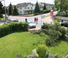 Wenn der weiße Flieder wieder blüht… kracht schon wieder ein Auto in den Vorgarten