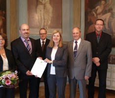 Seit 40 Jahren bei Auto Stern: KFZ-Meiser Josef Schneider im Rathaus geehrt