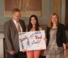 Preisträgerin des DAK-Wettbewerbs „bunt statt blau“ ausgezeichnet