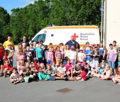 57 Kinder mit dem Ferienprogramm zu Gast bei DLRG und DRK