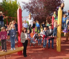 Schlossbergschule weihte neuen Spielplatz ein und dankte Förderverein und Sponsoren