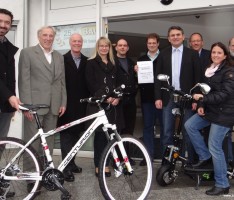Mountainbike und E-Roller als Hauptgewinne der Weihnachtsmarkt-Tombola