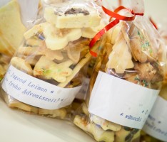 DLRG-Jugend backt für den Weihnachtsmarkt