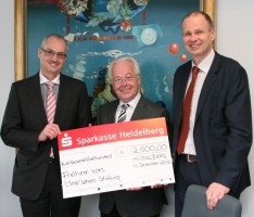 Sparkasse spendet 2.500 Euro an Freiherr von Ulner`sche Stiftung