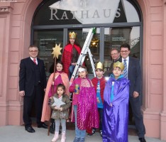 Sternsinger zu Besuch im Rathaus: „20+C+M+B+13“ für`s Leimener Rathaus
