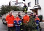 Freiwillige Feuerwehr betrieb aktiven Brandschutz: Weihnachtsbäume abgeholt