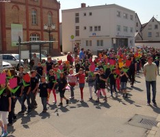 St. Ilgener Frühlingsfest: Sommertagszug bei strahlendem Sonnenschein