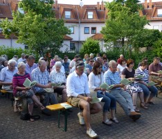 Sonnenschein „satt“ beim Gottesdienst am Lorscher Platz