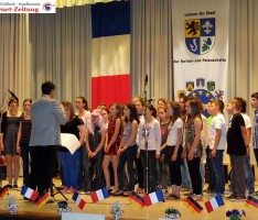 Partnerschaftstreffen St. Ilgen – Tigy: Französischer Schulchor ganz auf „ABBA“