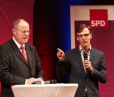 Vollbesetzte Halle bei Peer Steinbrück in Wiesloch