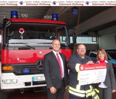 Feuerwehr im Einsatz: Sparkassen-Spendenscheck in Abwesenheit