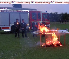 Tiefe Anteilnahme einiger Diljemer bei fröhlicher Schlumpel-Einäscherung