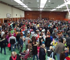Video: Schlümpfe Flohmarkt – Riesiger Besucherandrang – Voller Erfolg