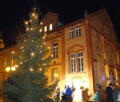 Vor der alten Fabrik: Diljes großer Weihnachtsbaum steht