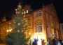 Vor der alten Fabrik: Diljes großer Weihnachtsbaum steht
