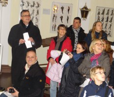Adventskalender-Fenster am Leimener Rathaus geöffnet
