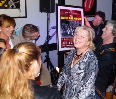 Janssen’s Musikbar feierte Einjähriges – Tolles Geschenk von Stammgästen