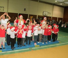 Weihnachtsfeier des TV Germania: 15 Gruppen, Halle voll, Nikolaus zufrieden