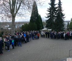 Weihnachtsmusik und Singen auf den Friedhöfen