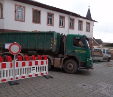 Baustelle „Neues Rathaus“: Abrißarbeiten laufen wieder!