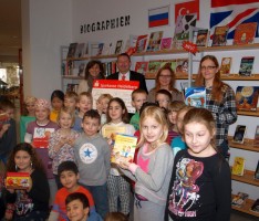 Sparkasse spendet der Stadtbücherei zweisprachige Bilder- und Kinderbücher