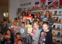 Sparkasse spendet der Stadtbücherei zweisprachige Bilder- und Kinderbücher