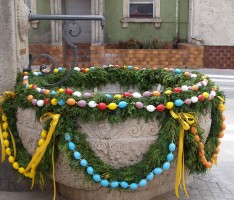 Osterschmuck ziert Leimener Bärenbrunnen