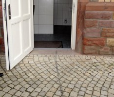 „Offensichtlich Irre/r“ fährt in Dilje mit Motorrad in öffentliche Rathaus-Toilette
