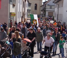 Diljemer Frühling – Ein fröhlicher Sommertagszug bei strahlendem Sonnenschein