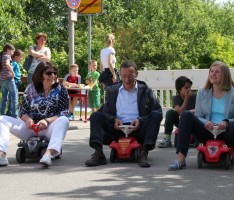 Spiel und Spaß in der Schlossbergschule – Claudia Felden gewinnt Bobbycar-Rennen