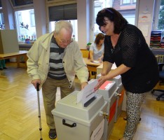 Um 7.55 Uhr scharrte schon der erste Wähler mit den Hufen! Die Wahl läuft!