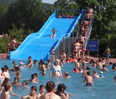 Pfingst-Hitze: Schwimmbäder überfüllt – ansonsten herrschte Ganztags-Siesta