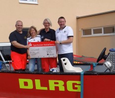 Sparkasse unterstützt Kauf des neuen DLRG Rettungsbootes mit 1.000 € Spende