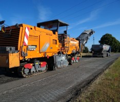 Vollsperrung der L598 – „Barbara“ fräst gerade die alte Asphaltdecke weg