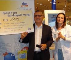 OB Ernst kassierte im dm-Markt für guten Zweck: 2.000 € Spende als Ergebnis