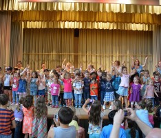 Phantasievolles Sommerfest des Pestalozzi-Kindergartens – Wegen Regens in der Halle