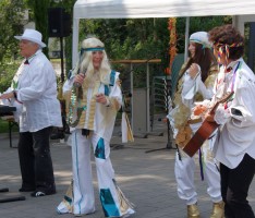 Sommerfest im Dr.-Ulla-Schirmer-Haus – „ABBA“ und 70ger Jahre im bunten Programm