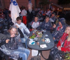 Spätes Public Viewing bei leichtem Regen: aber Deutschland ist weiter!