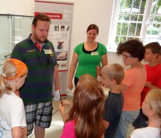Ferienprogramm Mittelalter: Kinder bastelten Siegel, Wappen und Wachstafeln