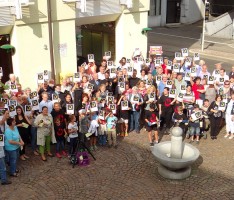 Ökumen. Mahnwache gegen Terror im Orient </br>„Nazarener-T-Shirts“ als Solidarzeichen