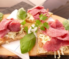 Neue Ess-Erfahrung im Fody’s Leimen: </br>Das „Rachel“-Pastrami-Sandwich